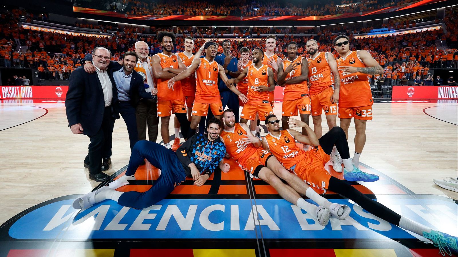 Els jugadors del València Basket celebren la classificació per a la Final Four