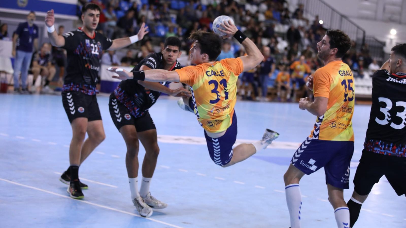 Calle, del conjunt valencià, fa un llançament a porteria en el partit a Santander