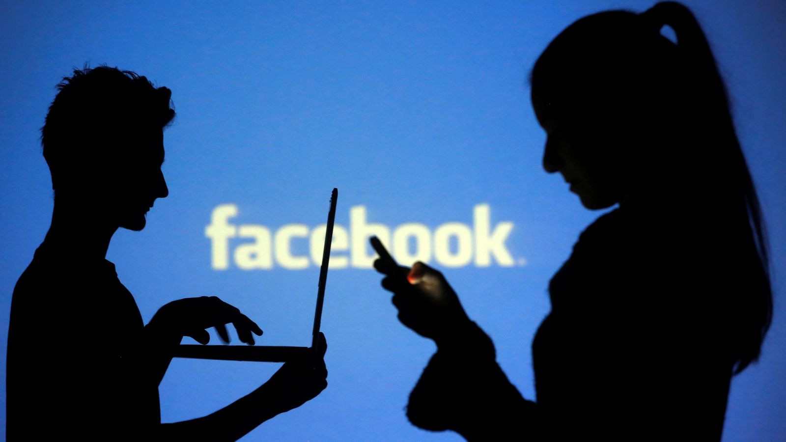 Imatge d'arxiu de dos usuaris de Facebook