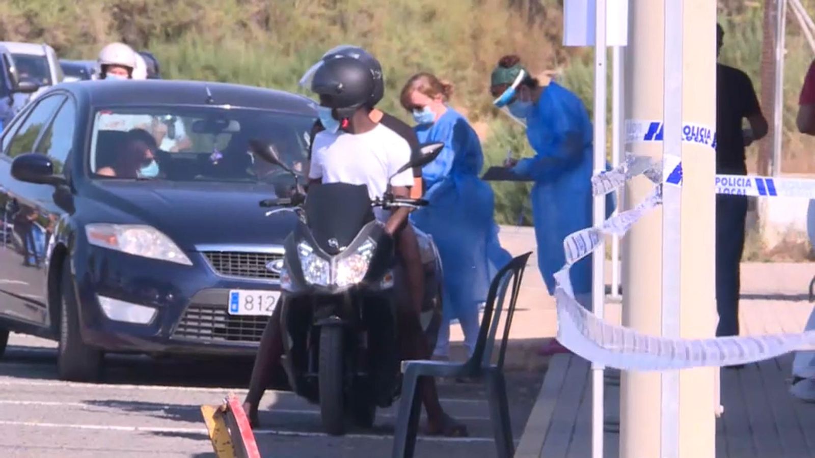 Una tècnica sanitària realitza una prova al conductor d'un vehicle a Santa Pola