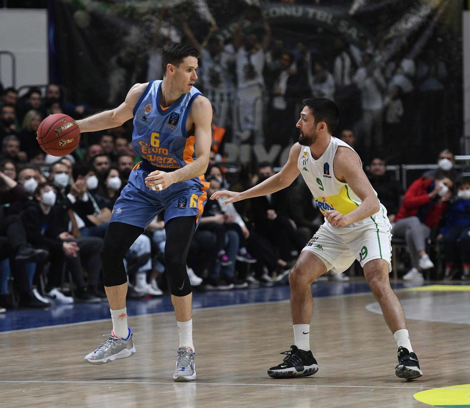 Xavi Lopez Arostegui, millor jugador taronja contra el Bursaspor