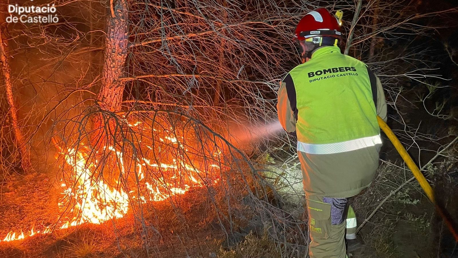 Un bomber tracta de sufocar les flames de l'incendi de Cabanes