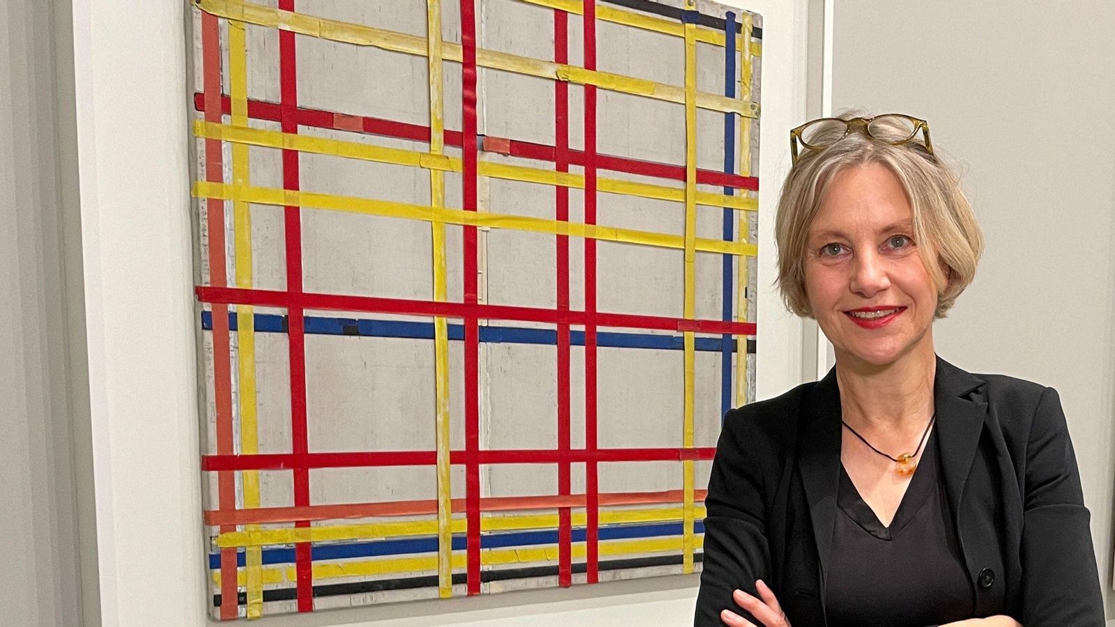 Susanne Meyer-Bueser junt a l'obra de Piet Mondrian, "New York City I"