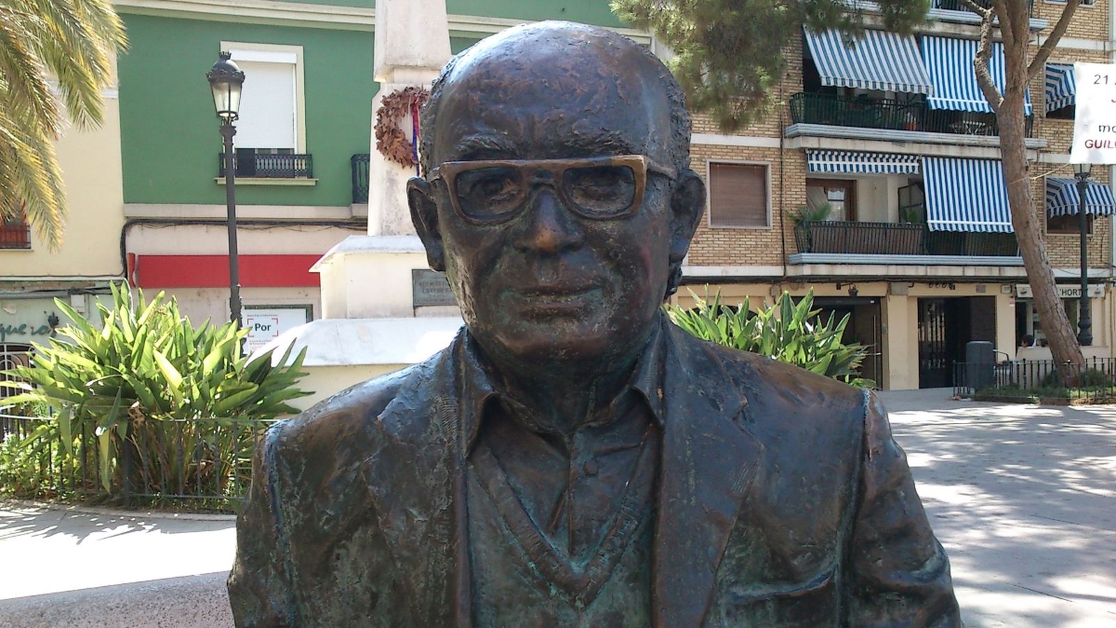 Estàtua de Vicent Andrés Estellés a Burjassot