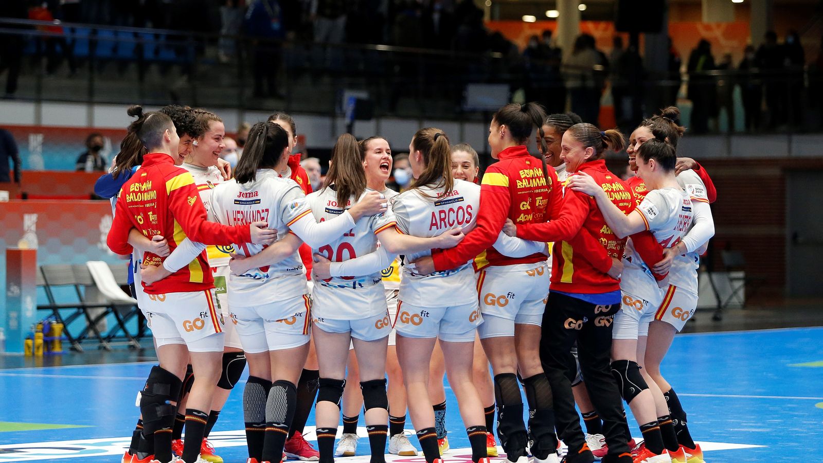 Les jugadores de la selecció espanyola d'handbol celebren la victòria davant Àustria