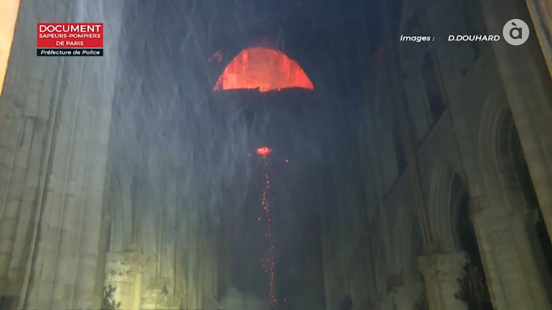 VÍDEO | Imatges de l\'interior de la catedral de Notre-Dame en flames