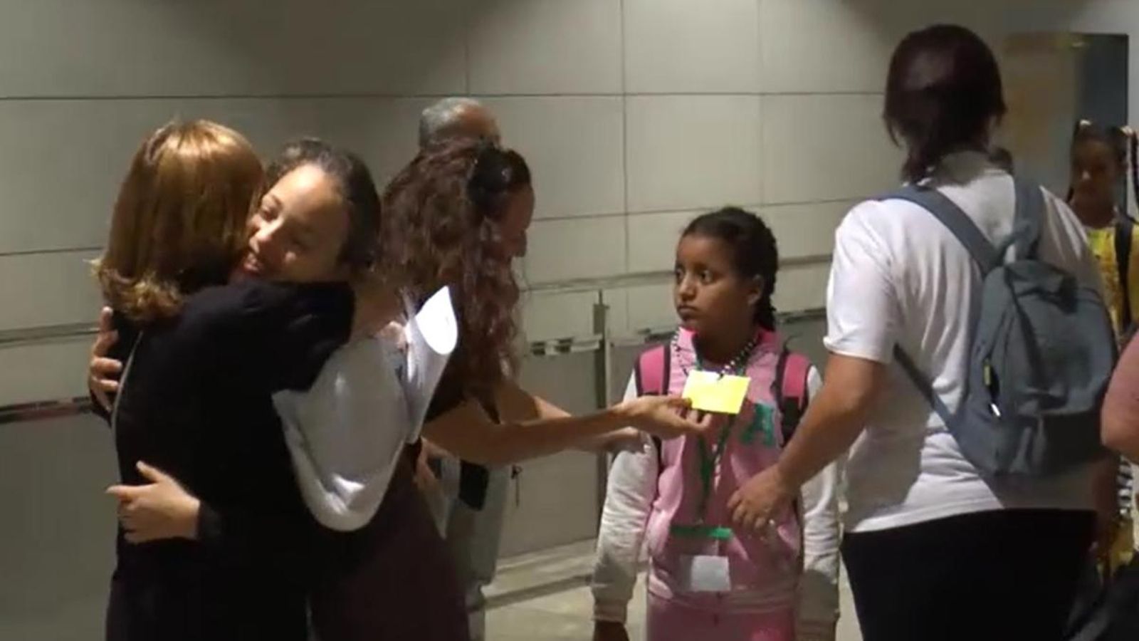 Les famílies d'acollida reben els xiquets sahrauís