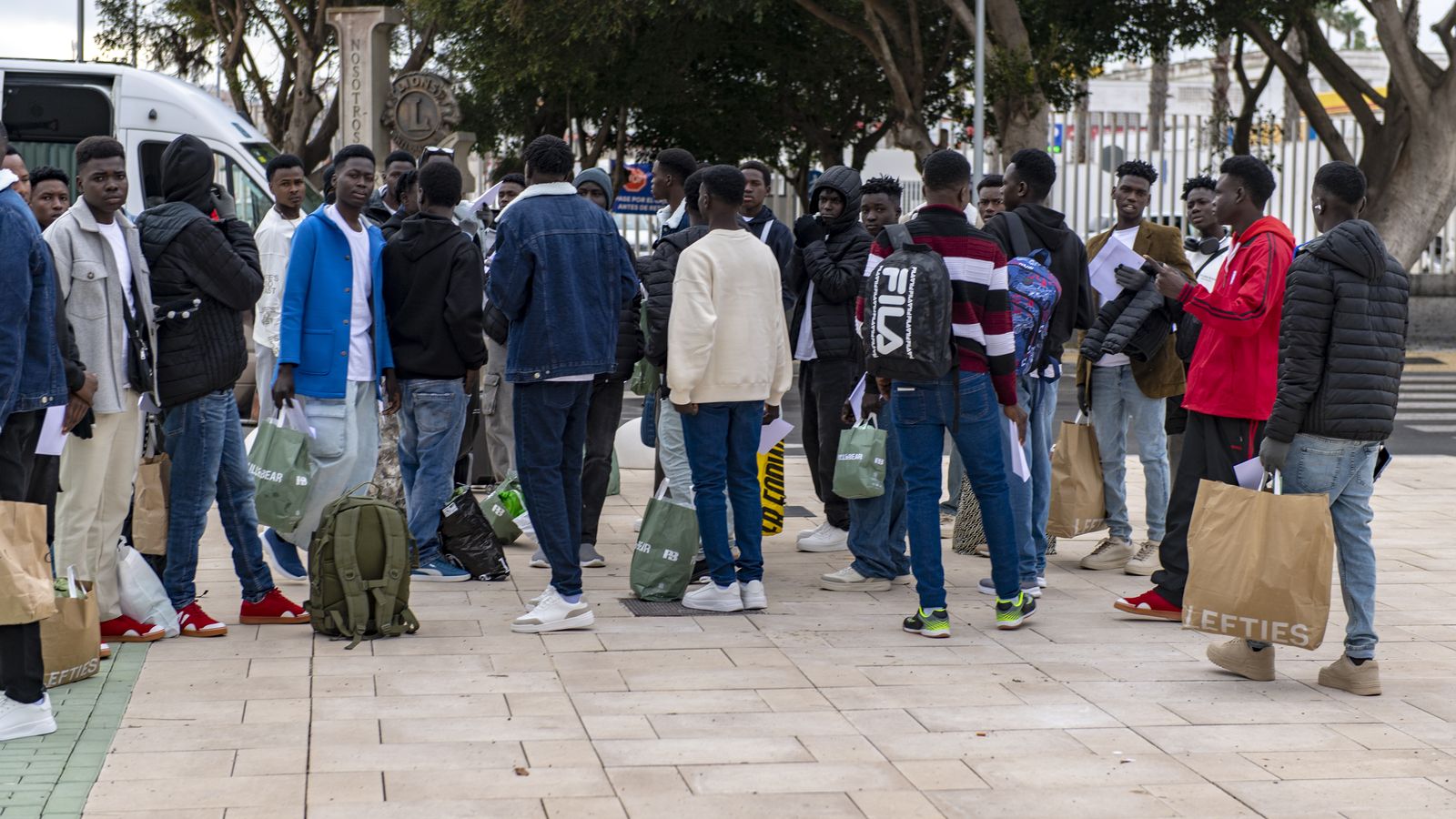 Imatge d'arxiu d'immigrants a les portes de Centre d'Estada Temporal d'Immigrants (CETI) de Ceuta