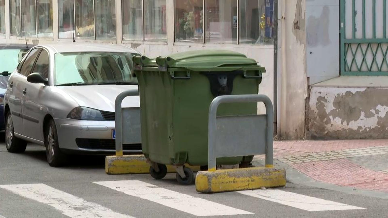 La troballa del cos es va produir en un contenidor al cèntric carrer Pérez Galdós, entre el passeig de Ribalta i la plaça de bous de Castelló conte