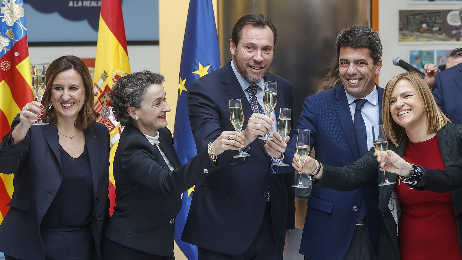 El ministre de Transports, Óscar Puente, i el president de la Generalitat brinden amb cava després d'anunciar l'aprovació de l'ampliació del port de València