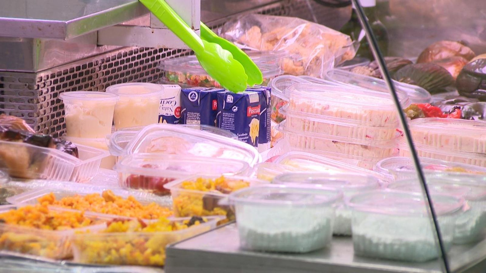 Envasos de plàstics en l'aparador d'una botiga de menjar per a emportar