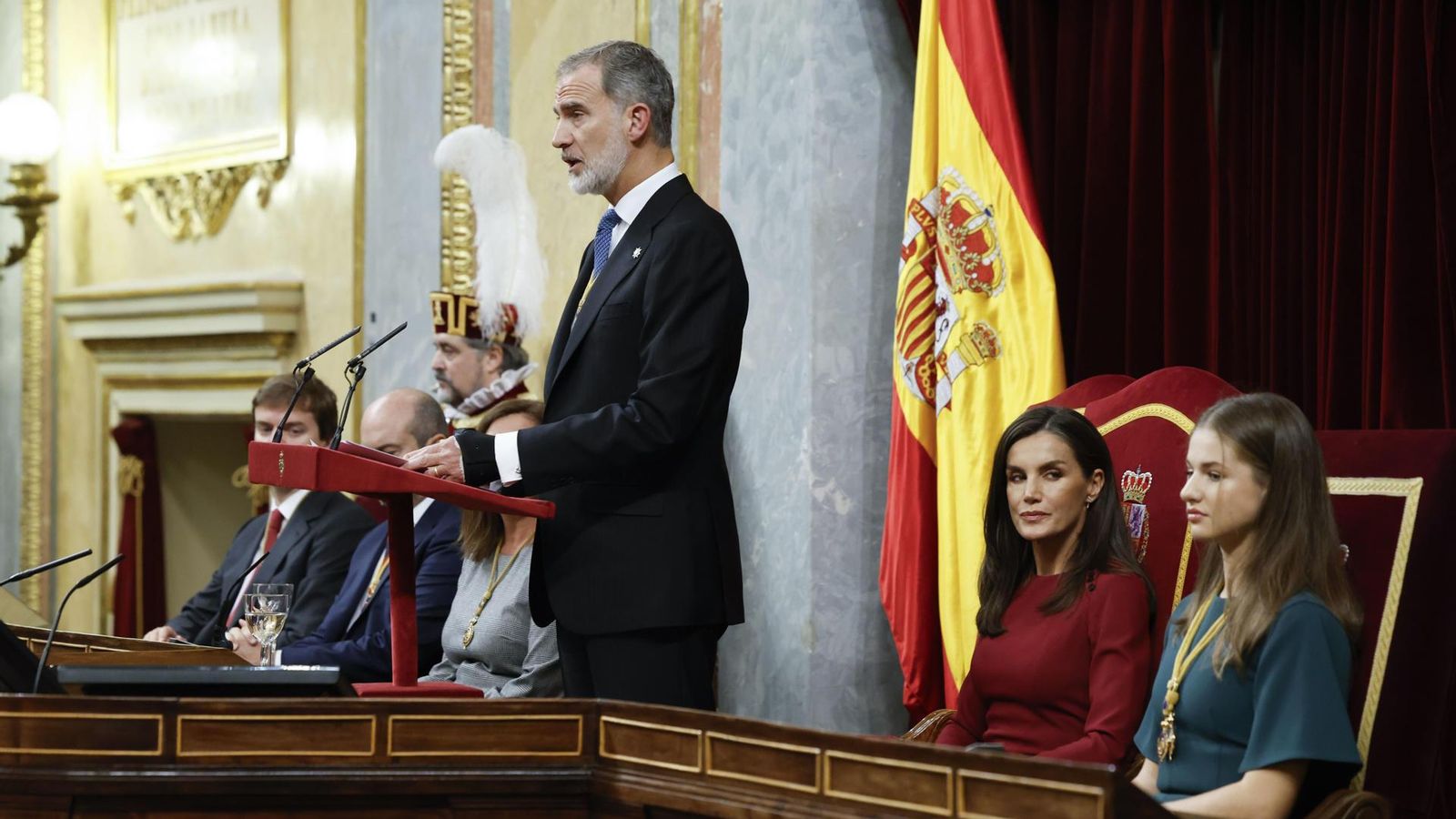El rei pronuncia un discurs des de la tribuna del Congrés en l'acte d'obertura de la XV Legislatura