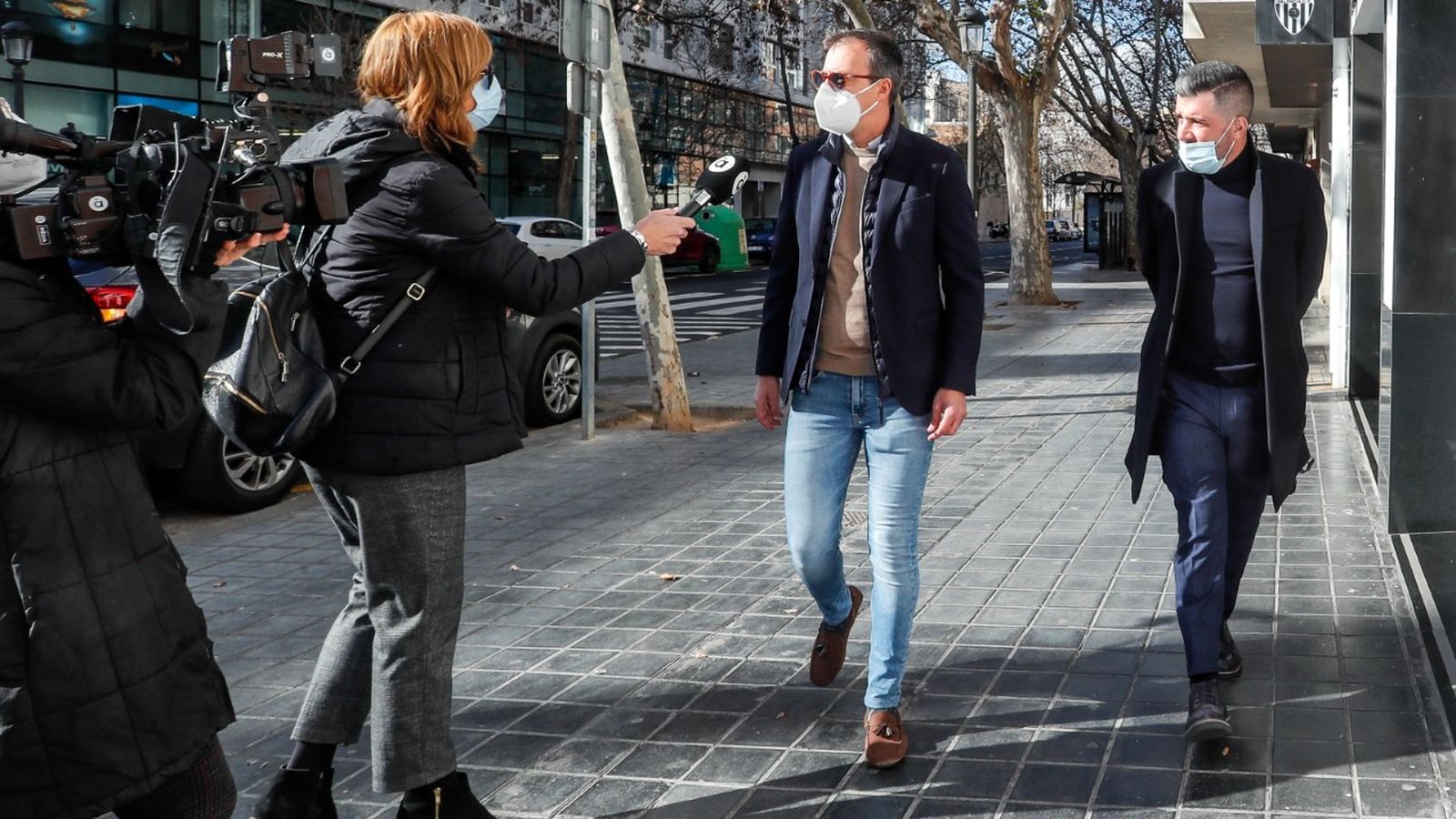 Imatge del moment de l'arribada dels representants de Wass a les oficines