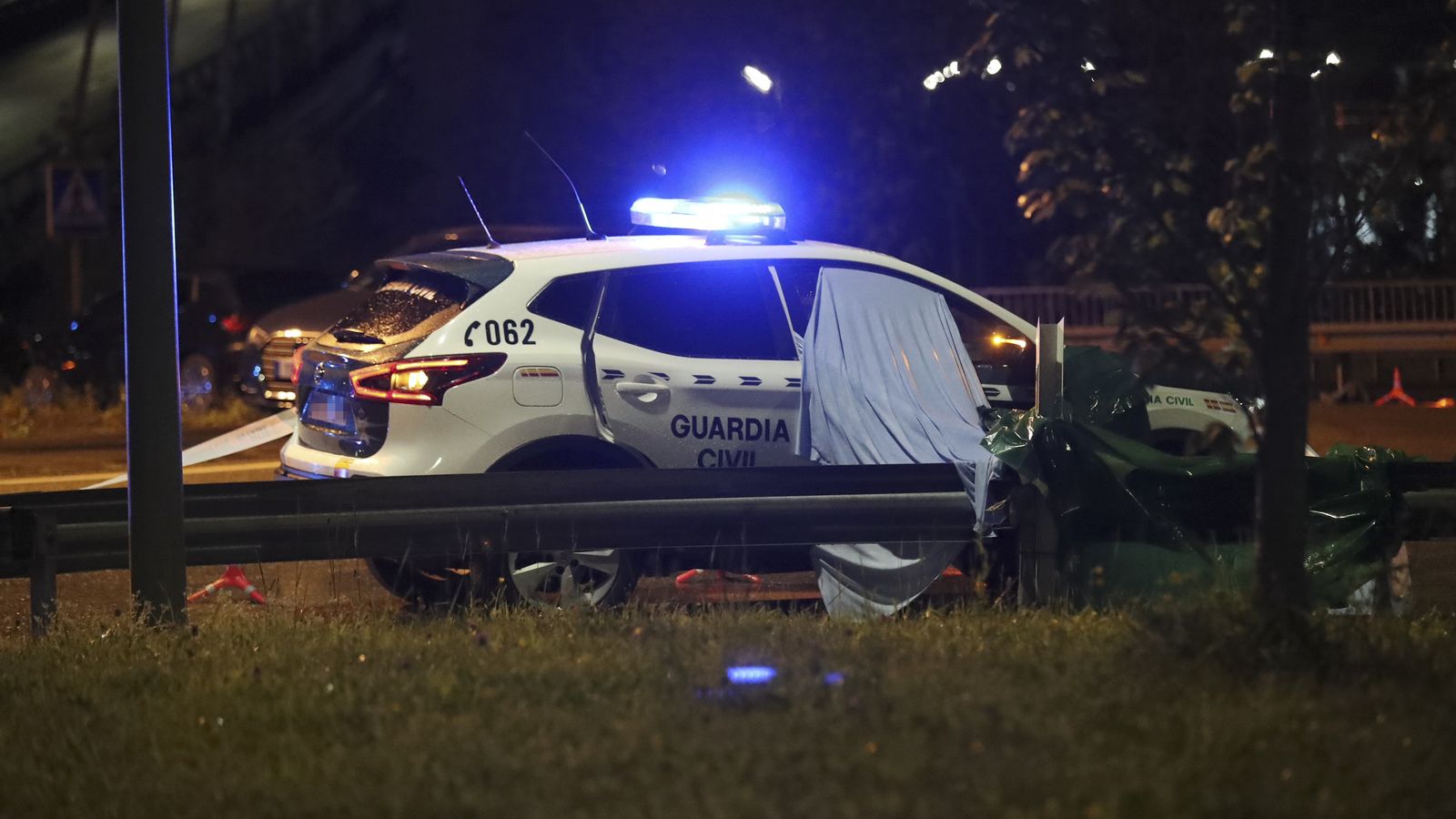 Vehicle de la Guàrdia Civil en el lloc de la detenció a la carretera N-630, al terme de Soto de Ribera