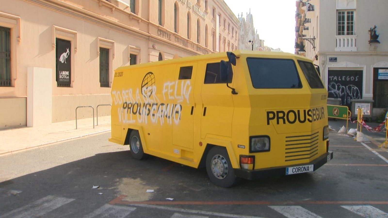 Camió de Prosegur a escala real, símbol d'una societat consumista