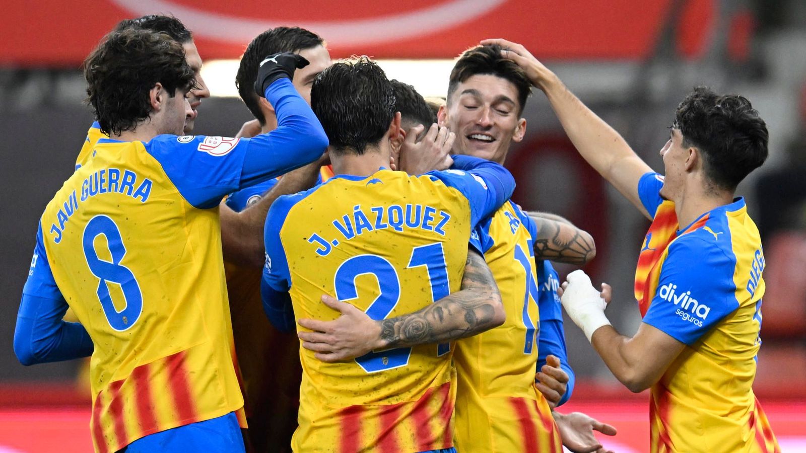 Els jugadors del València celebren un dels gols