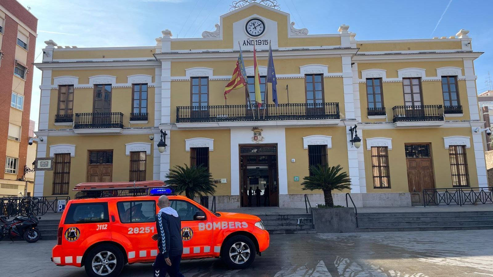 Un incendi sense ferits crema part de l'arxiu de Burjassot