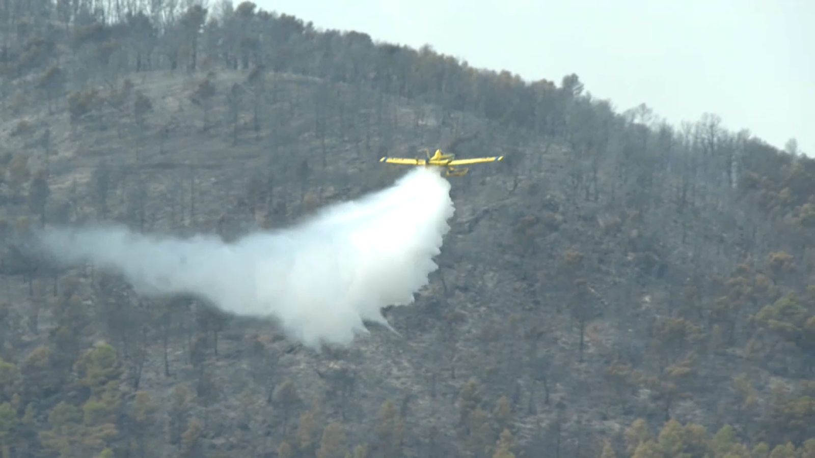 Un mitjà aeri treballa en l'incendi