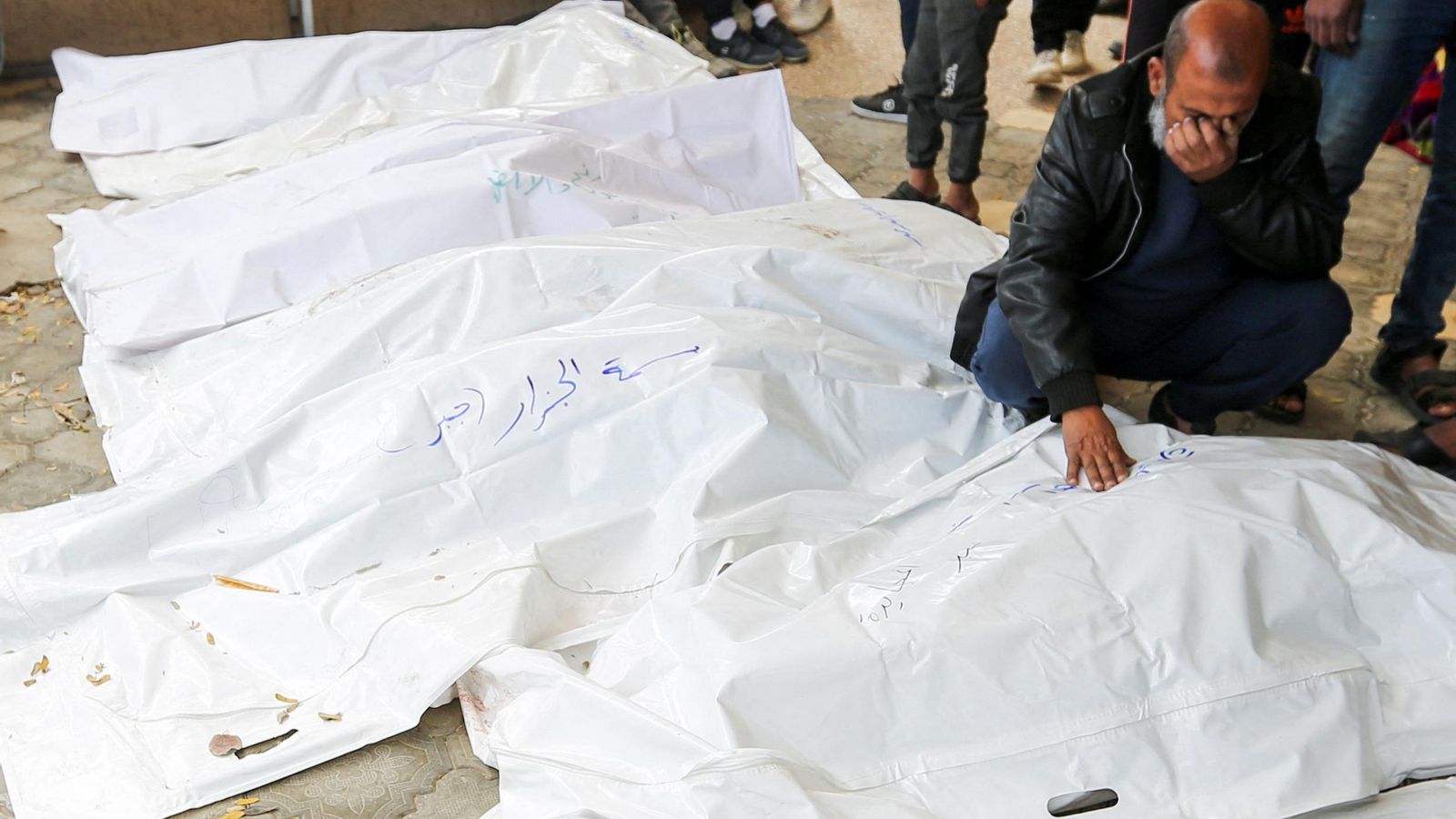 Un home palestí plora pels compatriotes morts en els atacs d'Israel