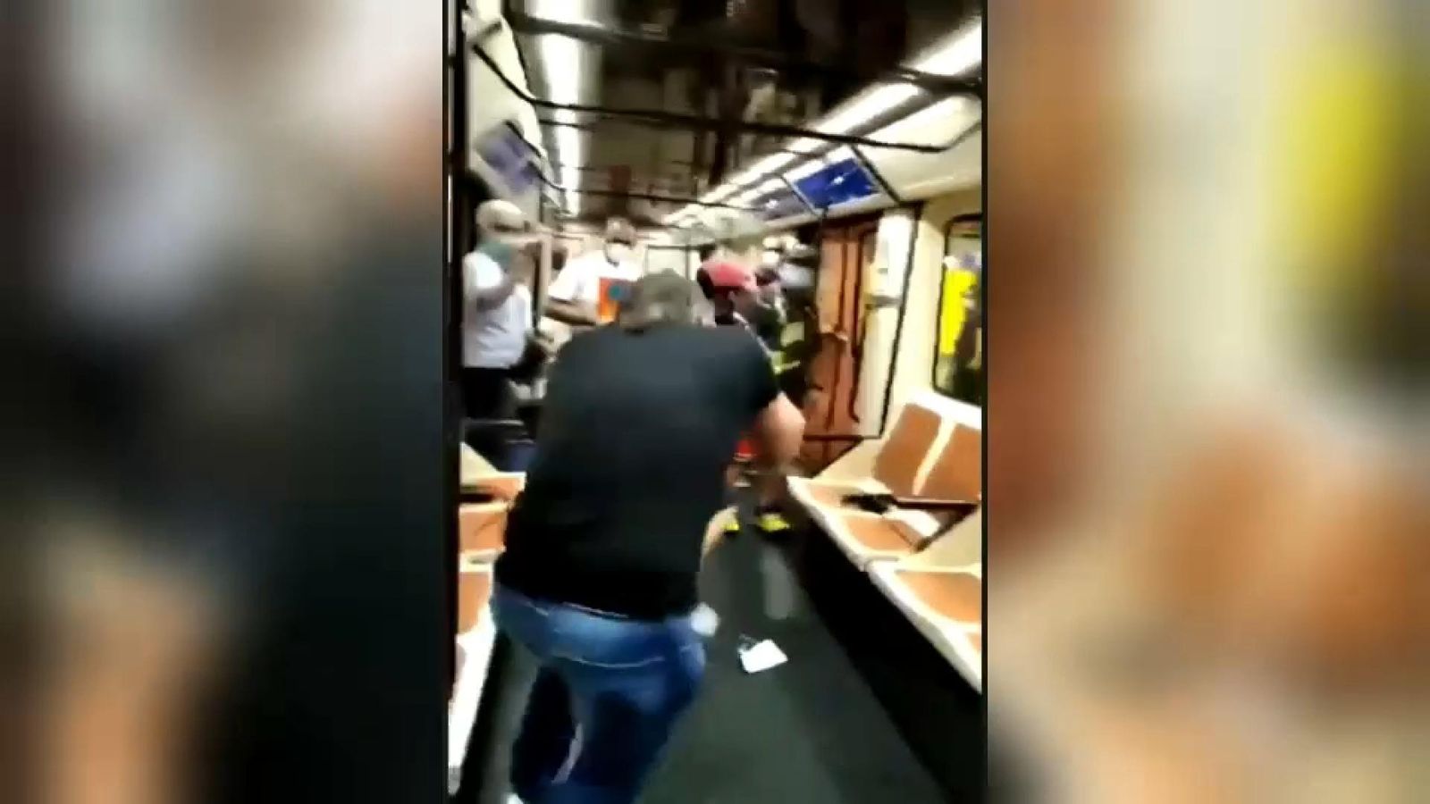 Moment en què el sanitari va rebre la punyada dins del convoi del metro de Madrid