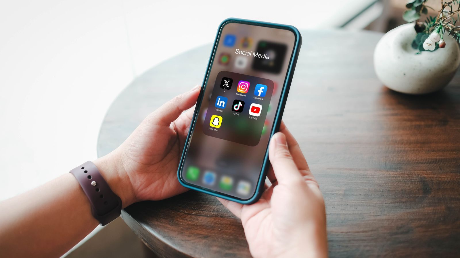 Un usuari d'aplicacions de xarxes socials al mòbil