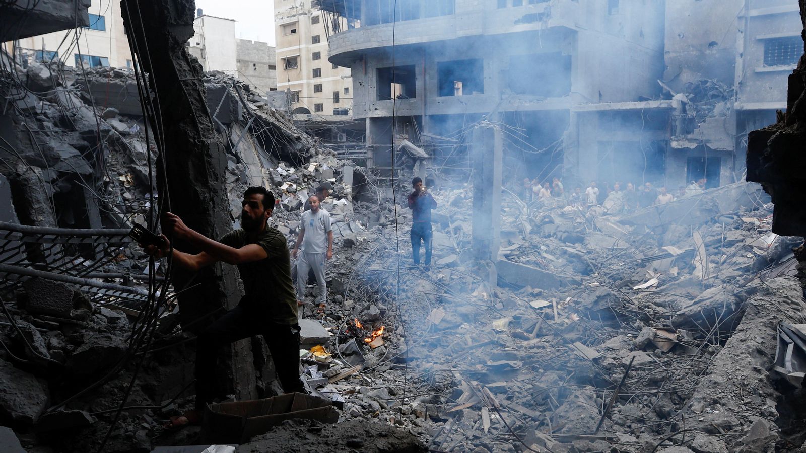 Palestins inspeccionen un edifici residencial enderrocat arran dels atacs d'Israel a Khan Younis, al sud de Gaza