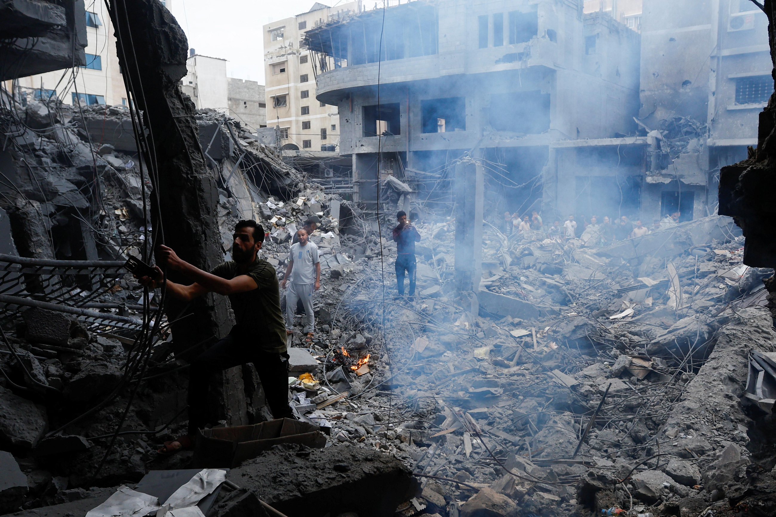 Palestins inspeccionen un edifici residencial enderrocat arran dels atacs d'Israel a Khan Younis, al sud de Gaza