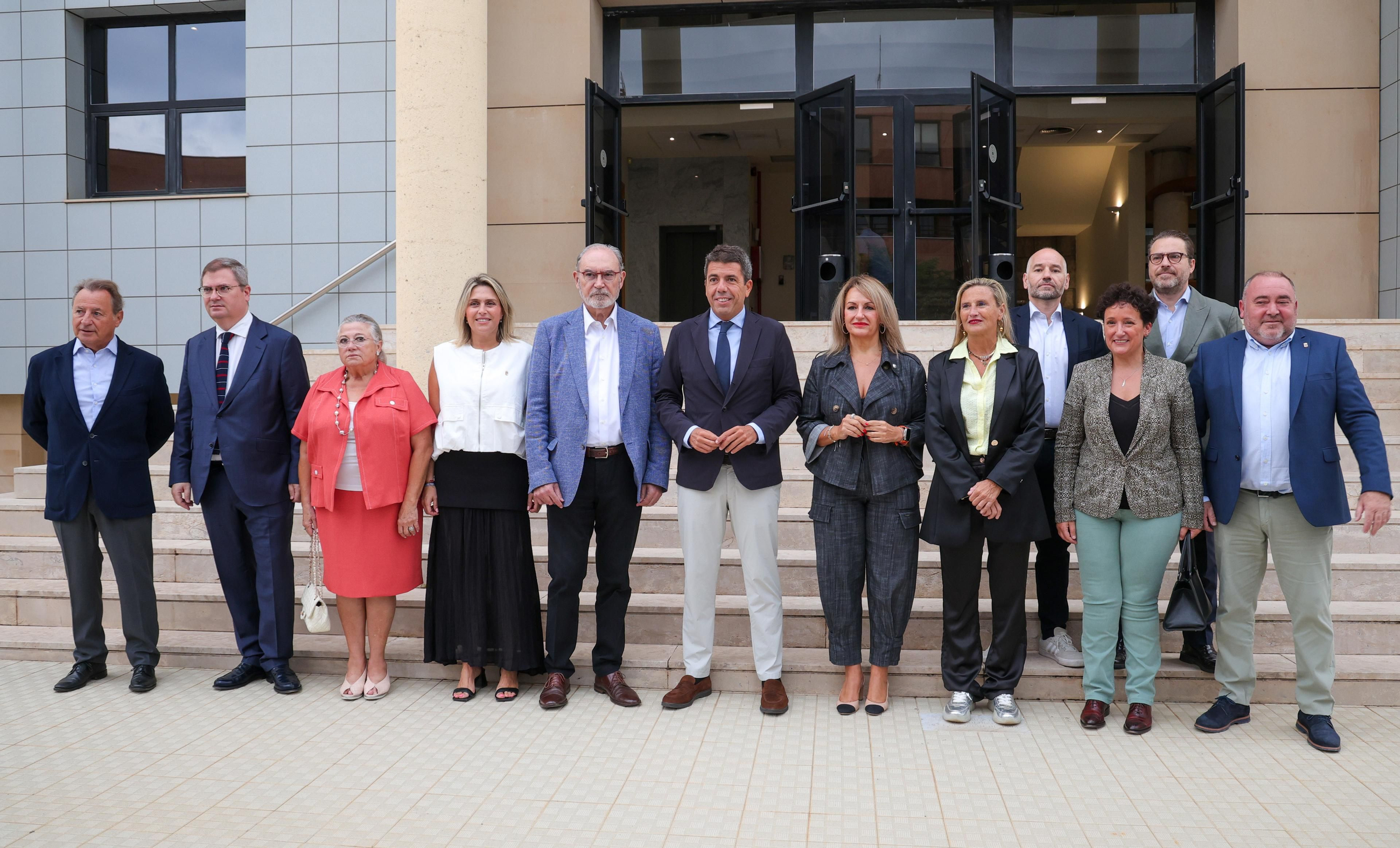 El president d'Ascer, Vicente Nomdedéu, i el president de la Generalitat, Carlos Mazón, este dijous a la seu de la patronal ceràmica