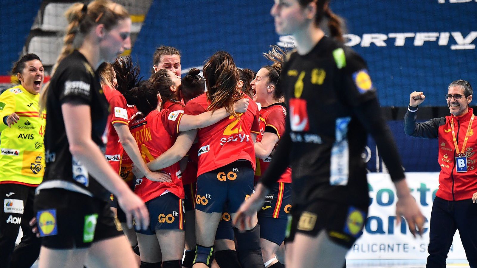 Les jugadores de la selecció espanyola celebren l'empat contra Suècia