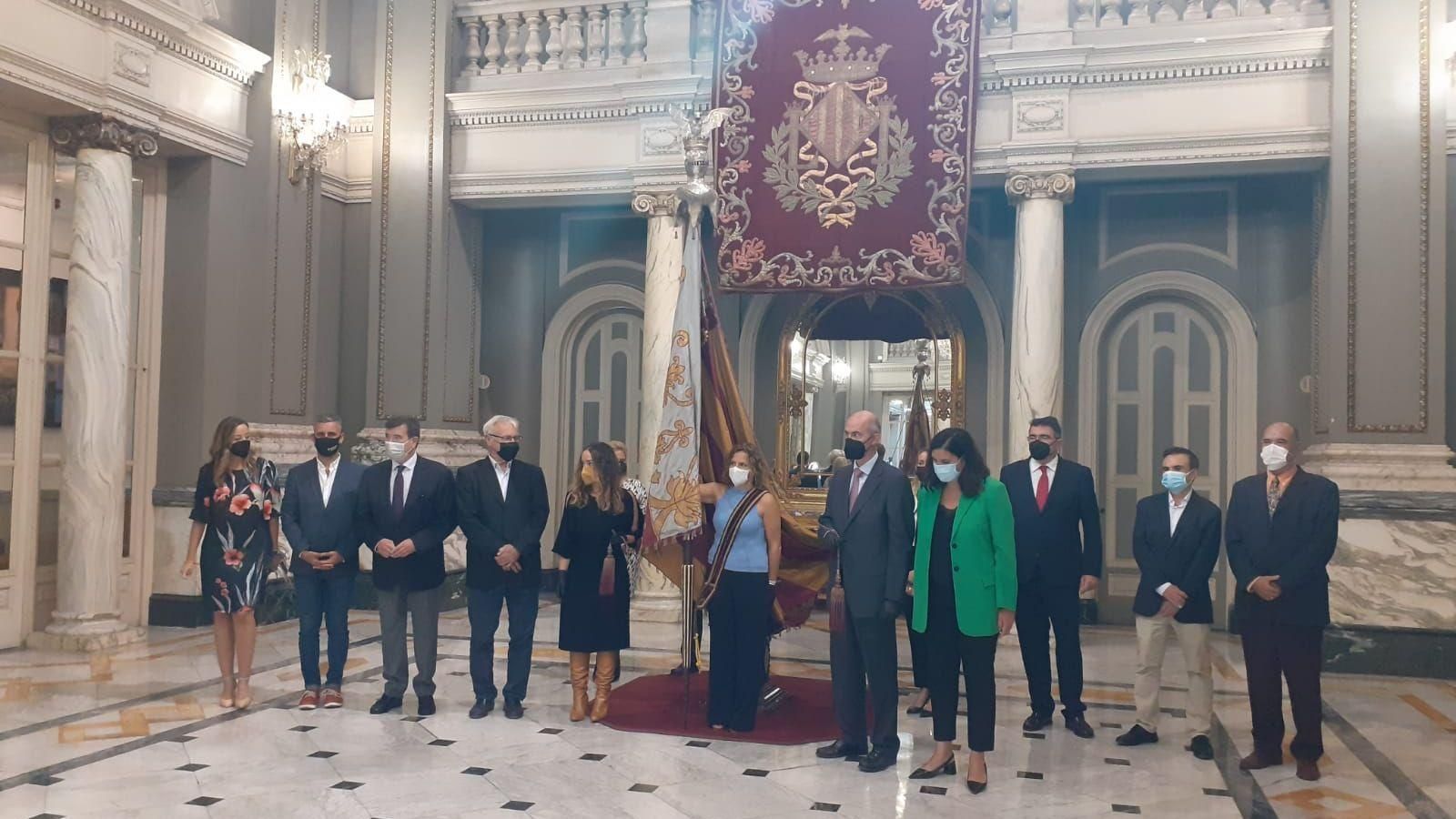 La regidora Pilar Bernabé subjecta la Reial Senyera, en quedar depositada al Saló de Cristall La regidora Pilar Bernabé subjecta la Reial Senyera en ser depositada al Saló de Cristal