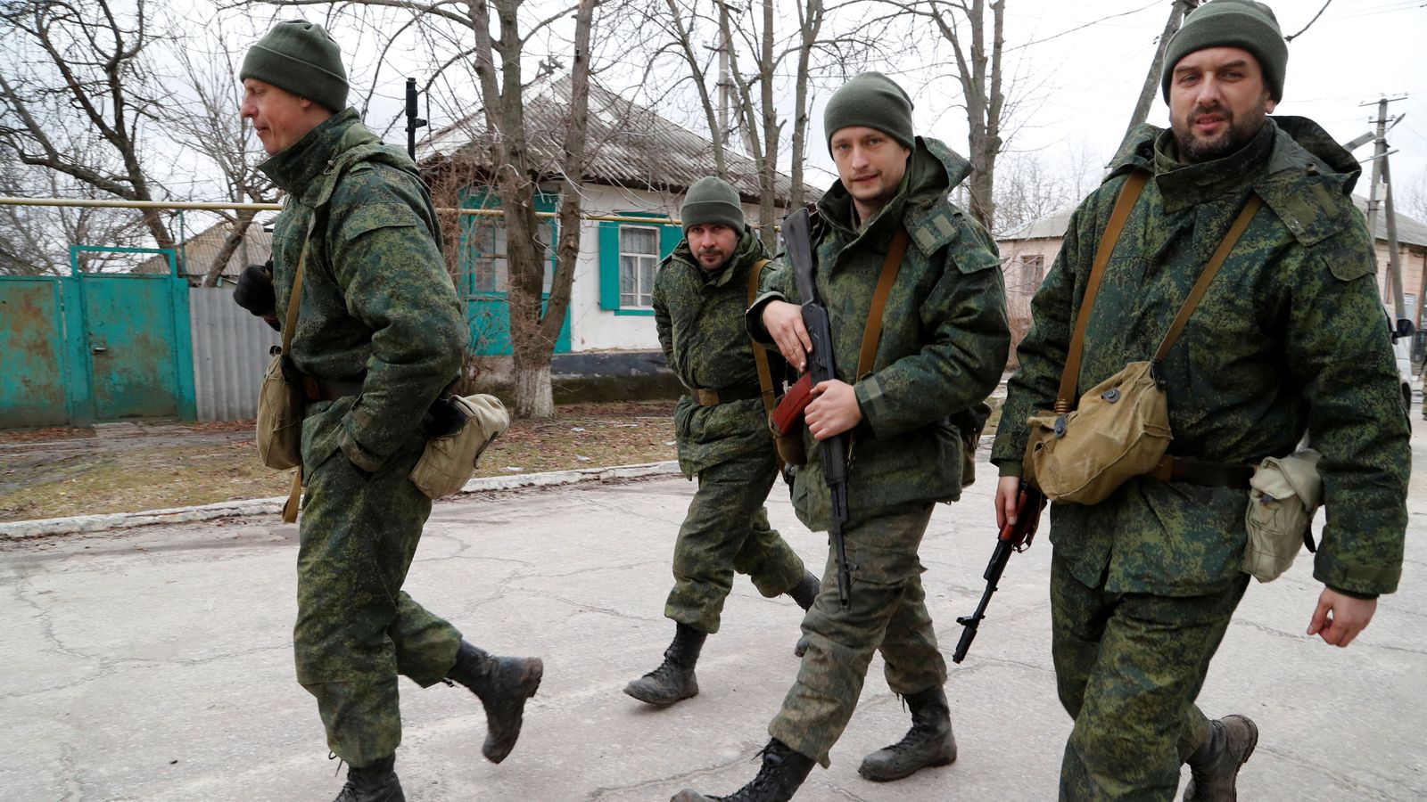 Milicia de soldats prorrusos en Stanytsia Luhanska en la regió de Lughanks