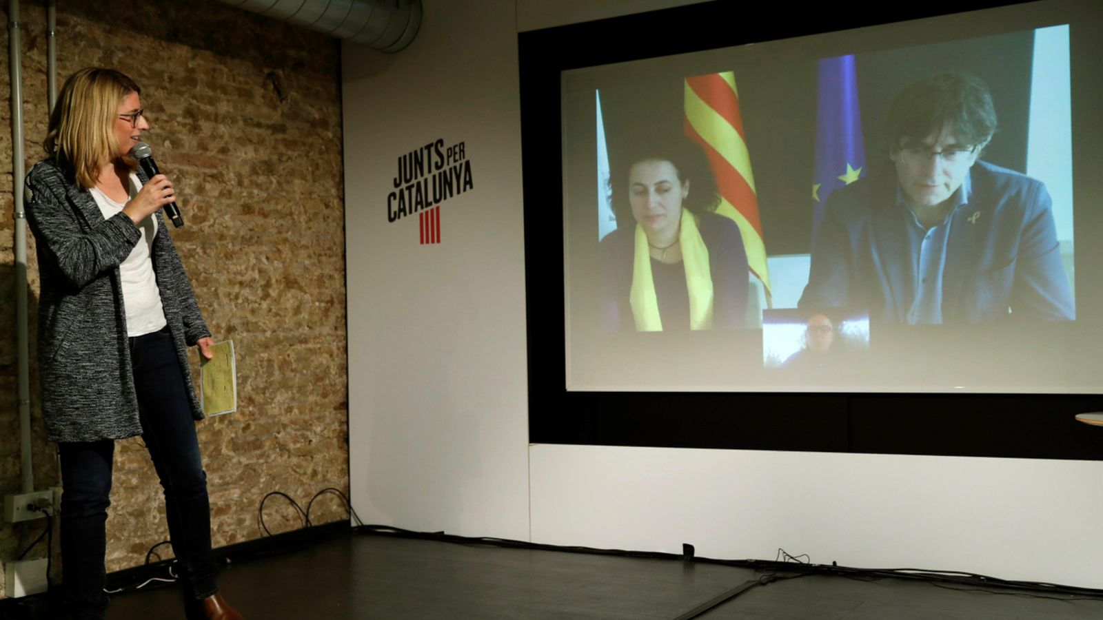 La candidata de Junts per Catalunya a les eleccions municipals per Barcelona, Elsa Artadi (esquerra), i l'expresident Carles Puigdemont, en vídeo conferència des de Waterloo, valoren en roda de premsa la decisió del Suprem en relació amb la candidatura a les eleccions al Parlament Europeu