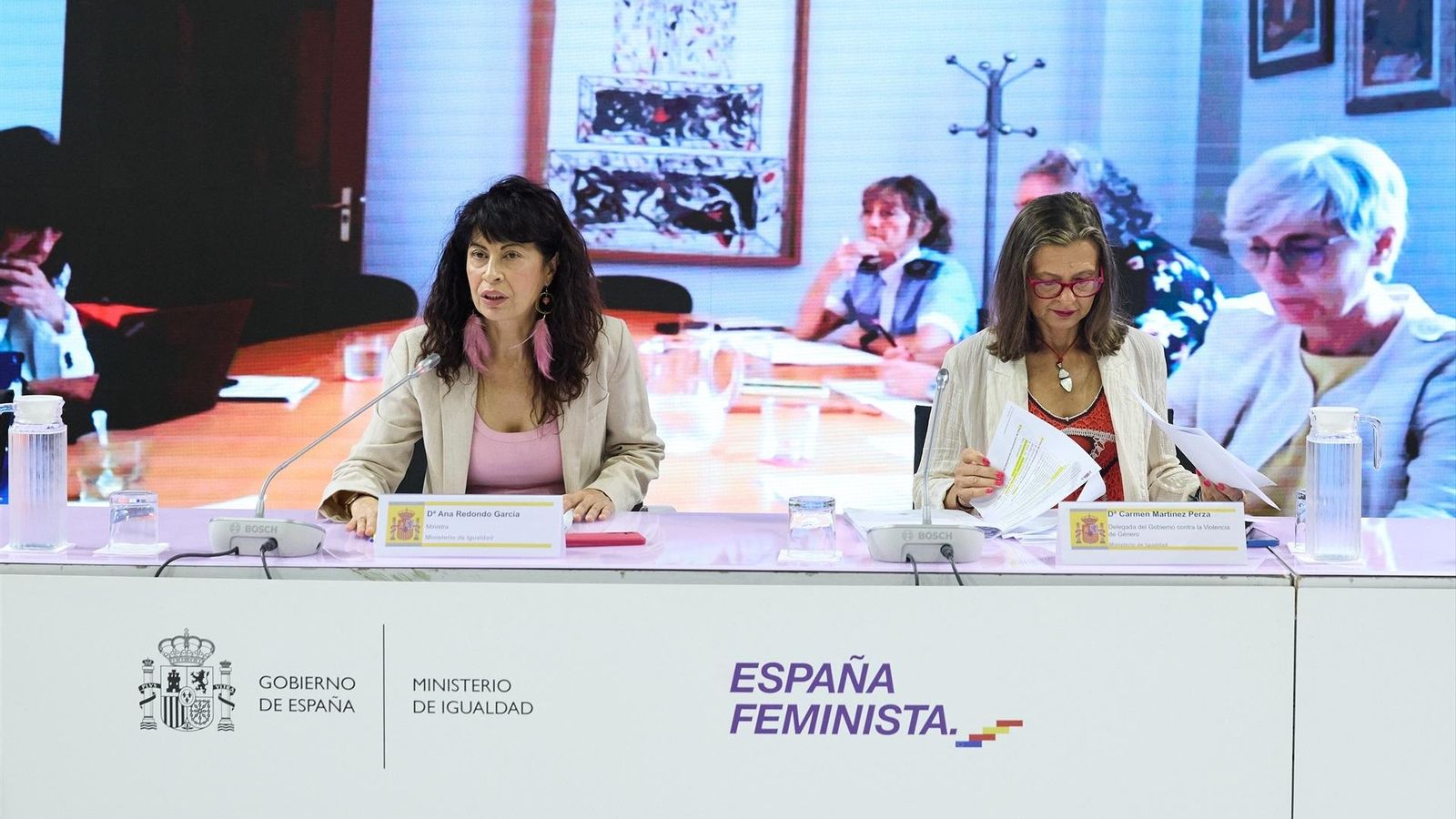 La ministra d'Igualtat, Ana Redondo (esquerra), en un comité de crisi del Ministeri d'Igualtat