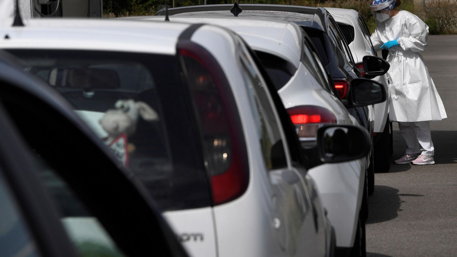 Una sanitària realitza proves PCR a Gijón, aquest diumenge. La Conselleria de Salut realitza un garbellat a la població asturiana d'entre 15 i 30 anys donat l'"increment explosiu" de casos de coronavirus que s'ha detectat a Astúries en l'última setmana