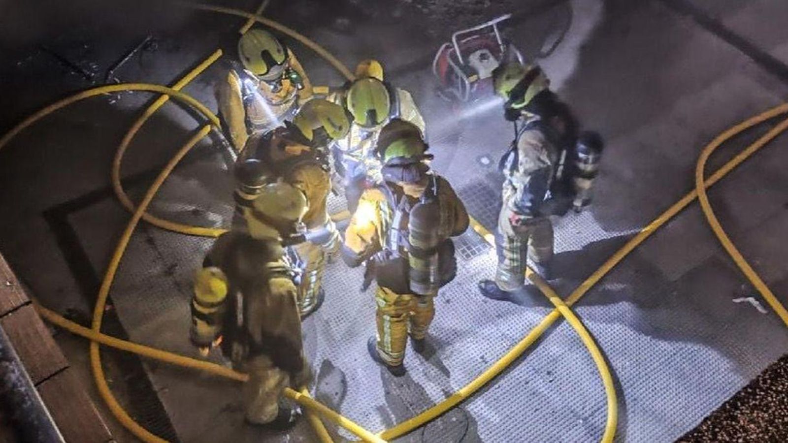 Efectius de bombers del parc de Torrevieja i Almoradí treballen en les tasques d'extinció