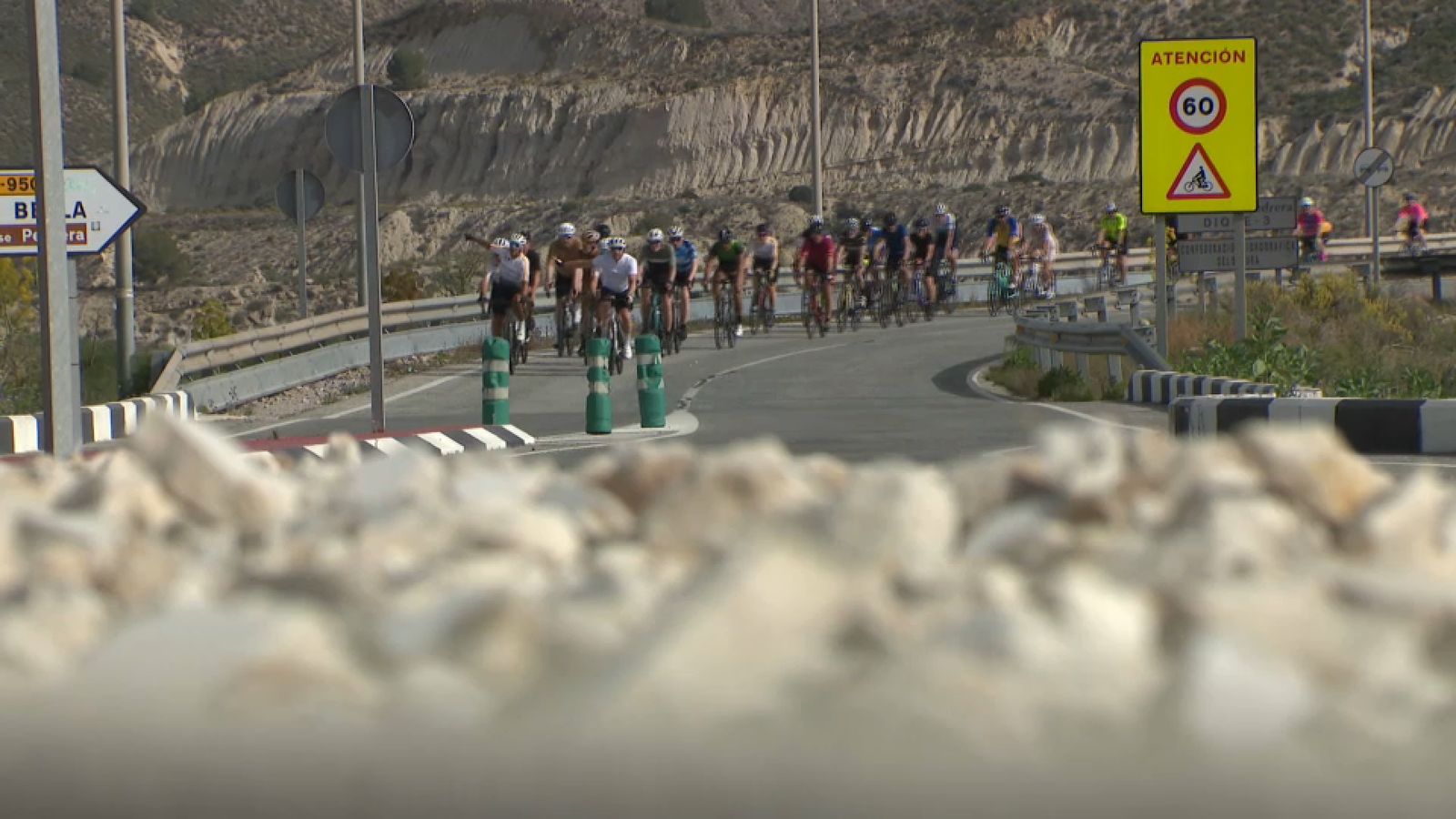Un pelotó avança per la carretera que arriba fins al pantà de la Pedrera, on quatre ciclistas van ser atropellats dimecres