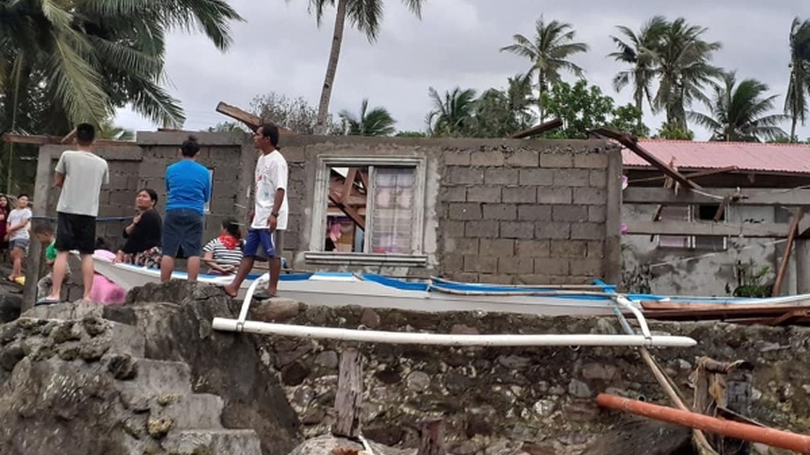 Estralls del tifó Phanfone