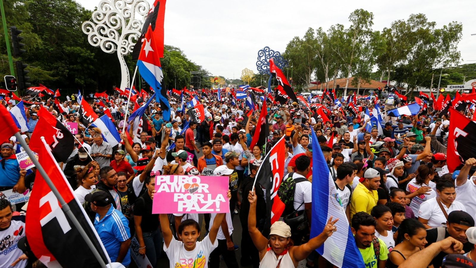 Milers de manifestants donen suport al president de Nicaragua, Daniel Ortega, als carrers de Managua.