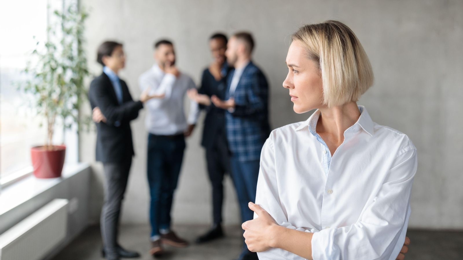 Una treballadora aïllada dels seus companys de feina