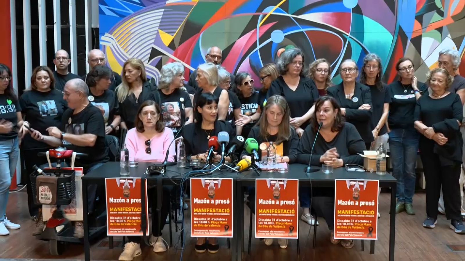 Les associacions de víctimes i afectats de la dana del 2024 en la roda de premsa que han oferit este divendres