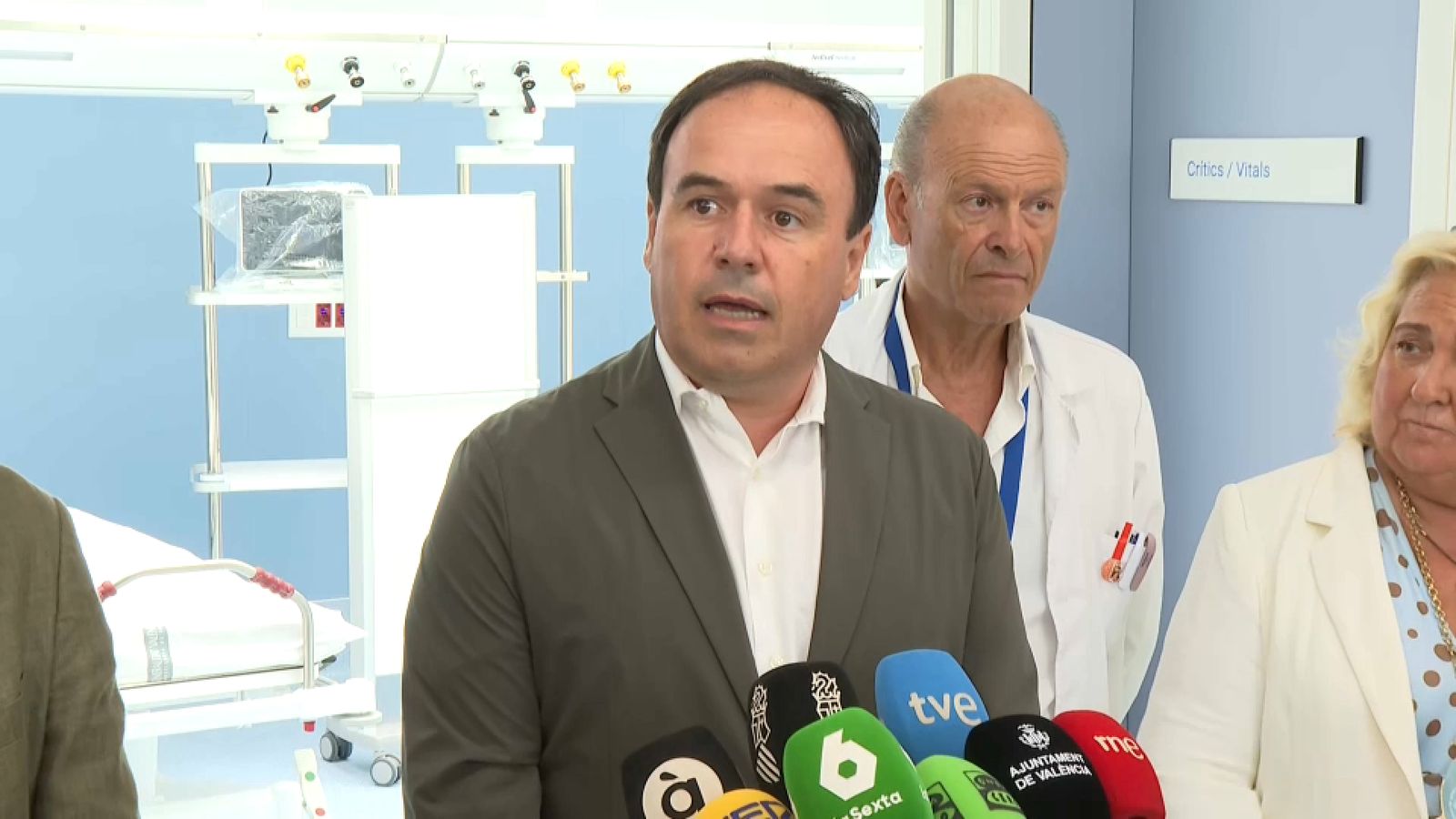 El cap del Consell, Juanfran Pérez Llorca, des de la sala d'Urgències que s'ha reformat a l'Hospital Doctor Peset