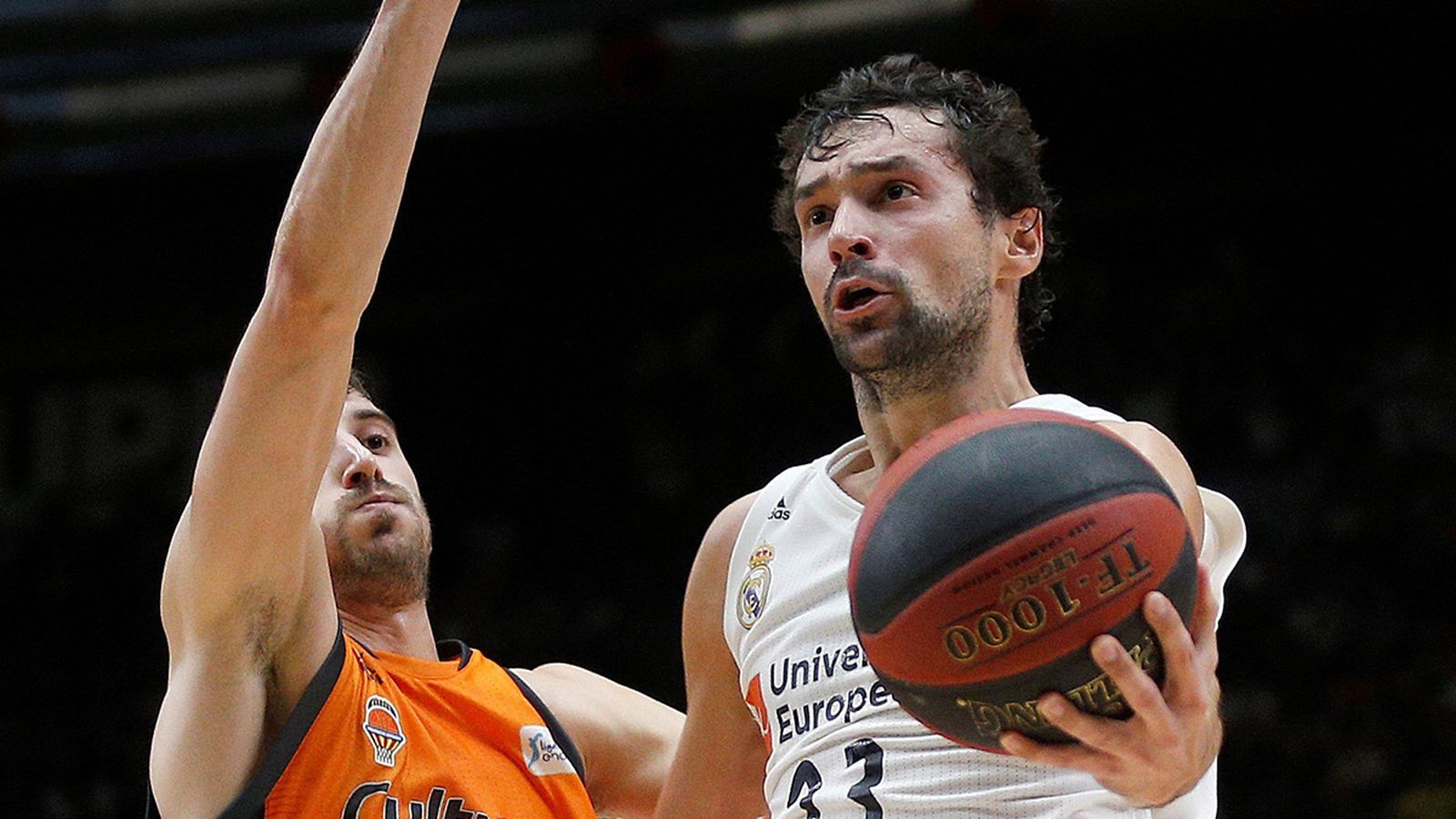 Guillem Vives intenta aturar Sergio Llull