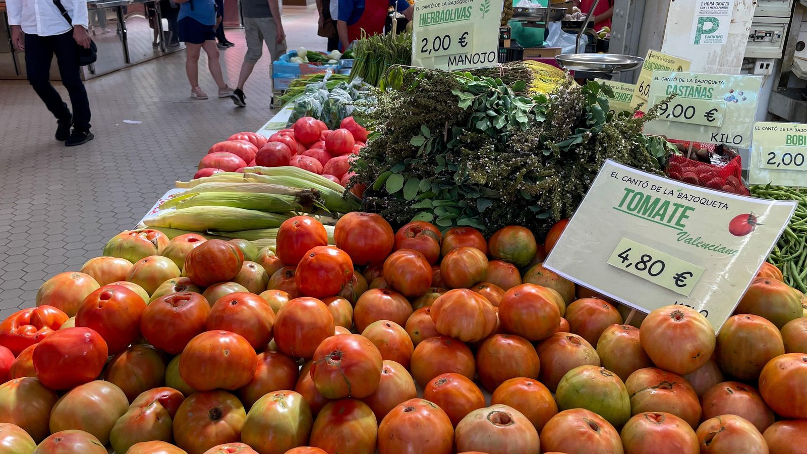 Un aparador de verdures en el Mercat Central de València