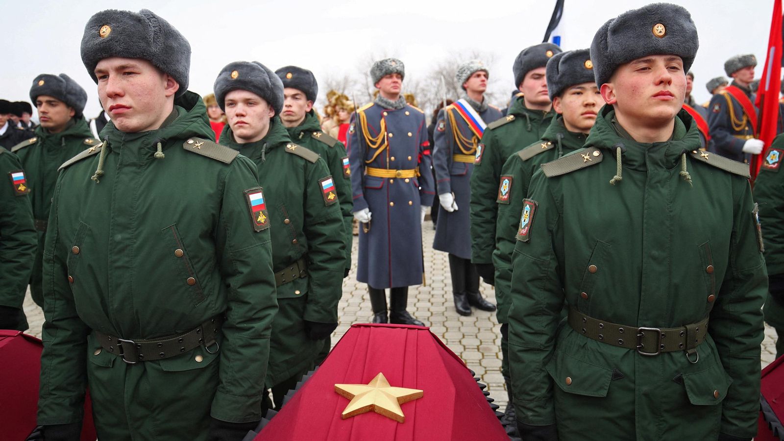 Militar russos porten un taüt amb l'estrela de l'antic Exèrcit Roig en un acte d'homenatge als caiugts a Volgograd