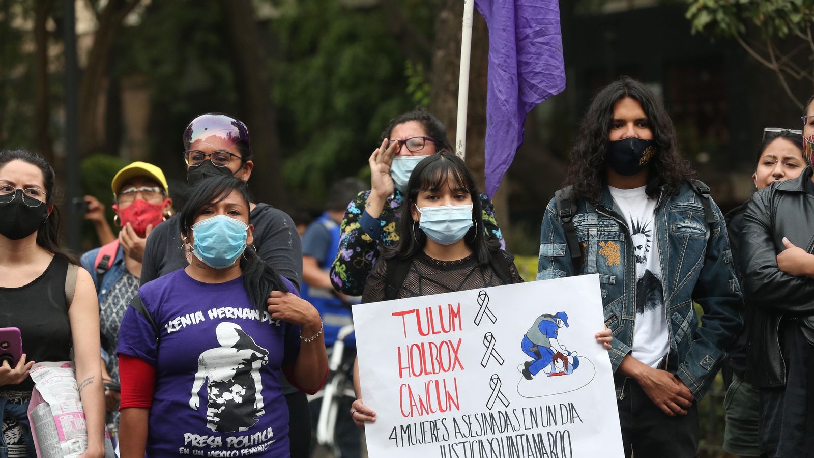 Centenars de feministes s'ha manifestat a Cancun i Ciutat de Mèxic per a exigir justícia per la salvadorenca morta a les mans de policies dissabte passat a Tulum