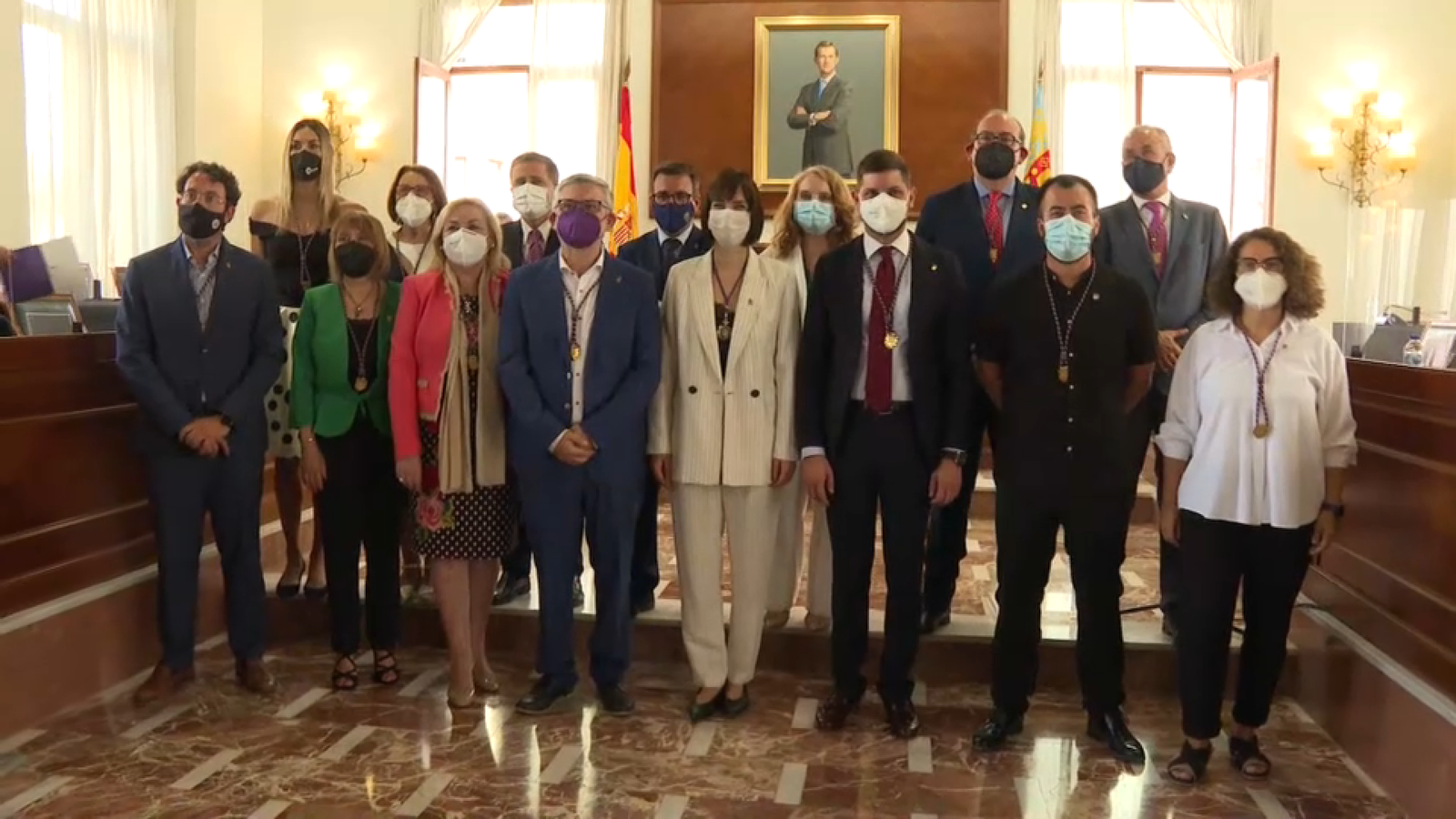 L'exalcaldessa de Gandia, Diana Morant, posa juntament amb el nou primer edil, José Manuel Prieto, i la resta de regidors