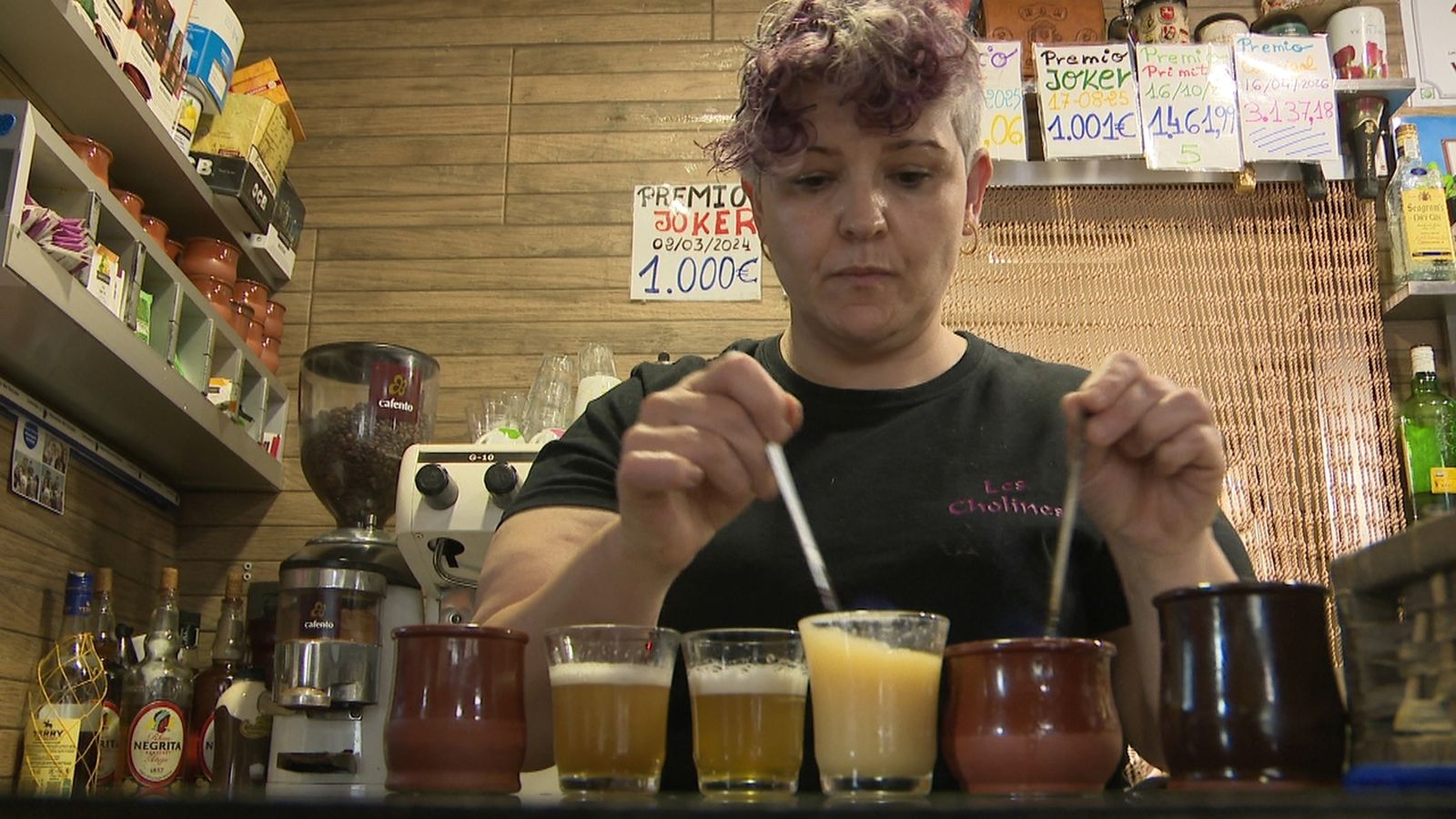 La propietària del bar, Teresa Bou, prepara el cremaet guanyador