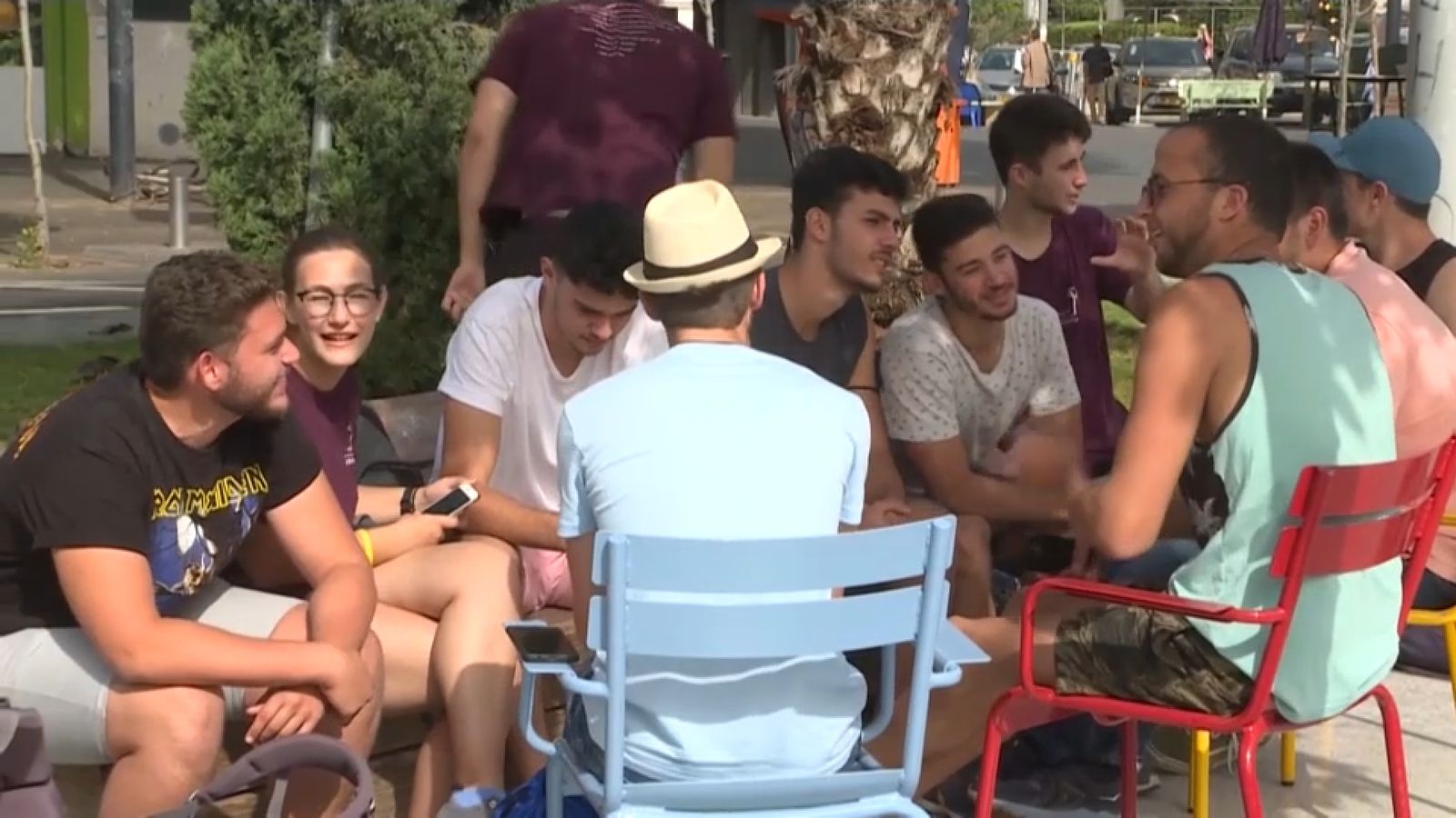 Un grup de persones en rotlle, sense mascareta ni distància de seguretat, aquest diumenge a Israel