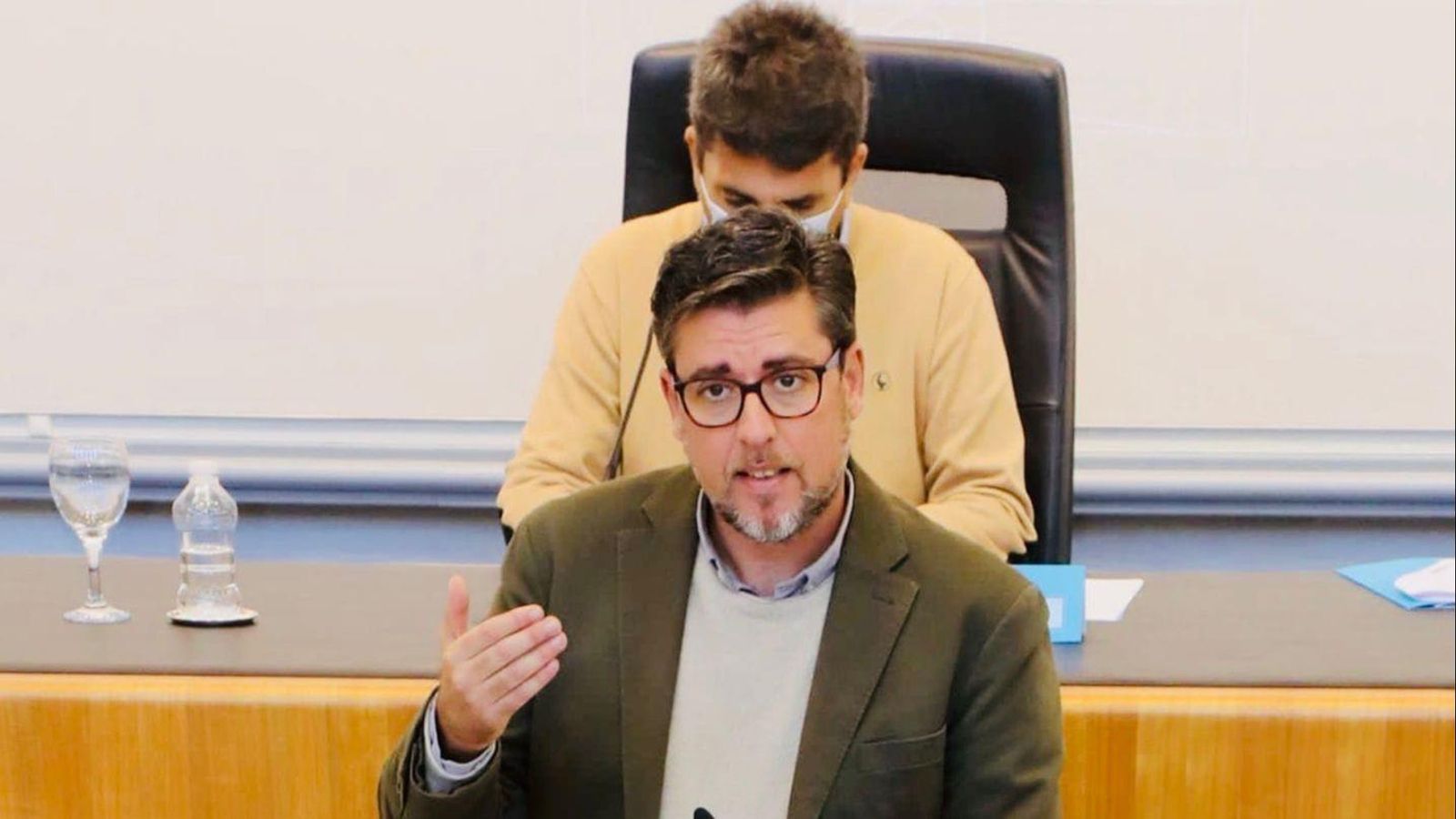 Javier Gutiérrez (CS), durant una intervenció amb Carlos Mazón (PP) darrere