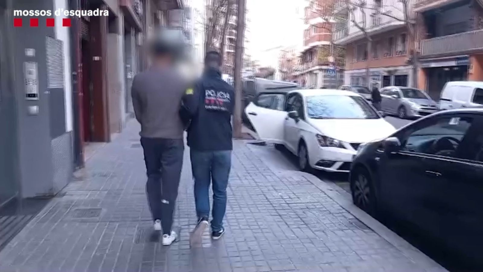 Els mossos d'esquadra acompanyen el detingut